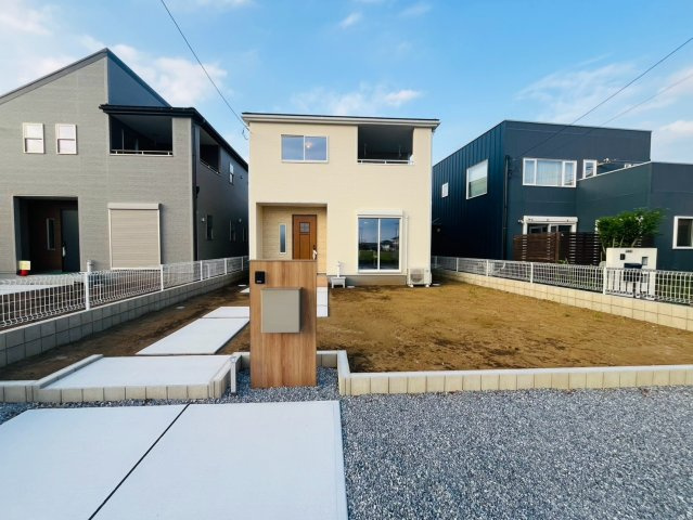【Livele Garden】　栃木市都賀町平川　第１　全4邸の外観|〇４号棟　南庭+駐車スペース〇
全邸カースペース並列2台駐車可♪1棟ご成約済みです（＾＾）内覧予約受付中！ぜひ、お気軽にお問い合わせください♪
2026年8月撮影