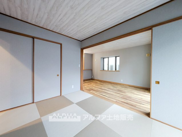 青梅市谷野の中古一戸建の和室|【Japanese Room】◆和の趣を感じる6帖◆畳のある和室は、客間やお子さまの遊び場としても活用可能。足を伸ばしてくつろいだり、季節の移ろいを感じながら穏やかに過ごせる空間です。
