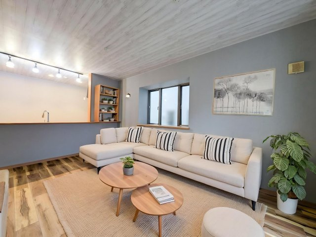 青梅市谷野の中古一戸建の居間・リビング|【Natural Living】◆木の温もりを感じる空間◆木目調の床と天井が調和した、落ち着きのあるリビングです。※家具等はCGによるイメージです。家具小物は販売価格に含まれません。