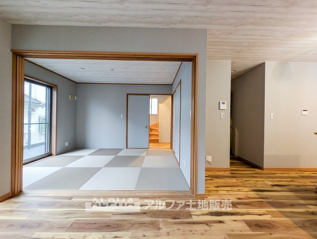 青梅市谷野の中古一戸建の居間・リビング|【Family Time】◆家族との時間を大切に◆対面式キッチンからリビングを見渡せる間取り。料理をしながら家族との会話を楽しめる、コミュニケーションが自然と生まれる住空間です。