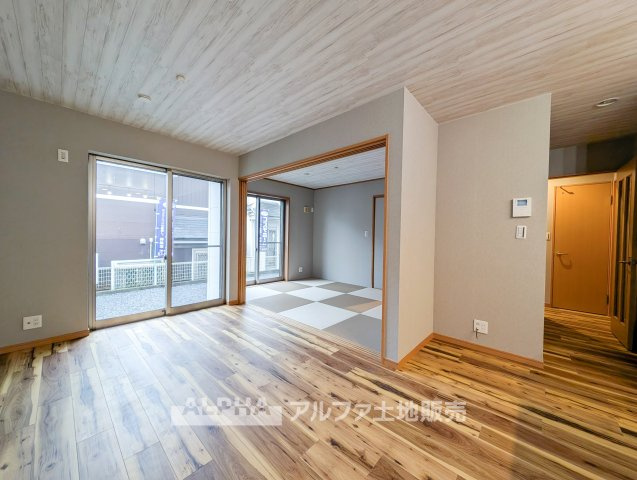 青梅市谷野の中古一戸建の居間・リビング