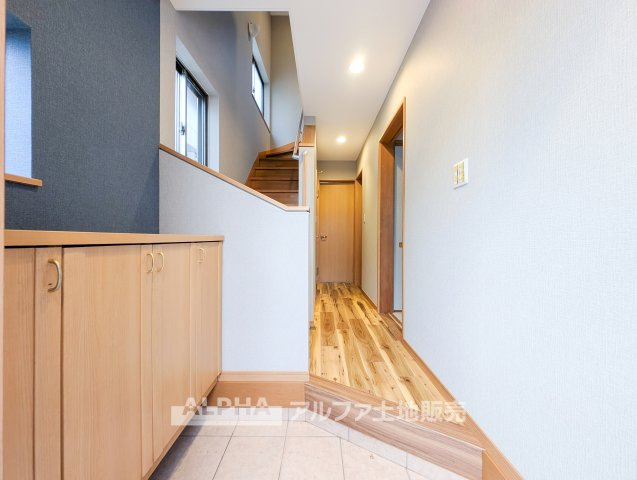 青梅市谷野の中古一戸建の玄関|【Entrance】◆住まいの顔となる玄関◆毎日の「ただいま」と「おかえり」を迎える玄関スペース。家族が帰宅するたびにほっとできる、温かみのある住まいの入り口です。