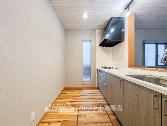 青梅市谷野の中古一戸建のキッチン|【System Kitchen】◆キッチン再生工事実施◆毎日の料理を支えるシステムキッチン。リフォームによって整えられた調理空間で、朝食の準備から夕食づくりまで気持ちよく取り組めます。