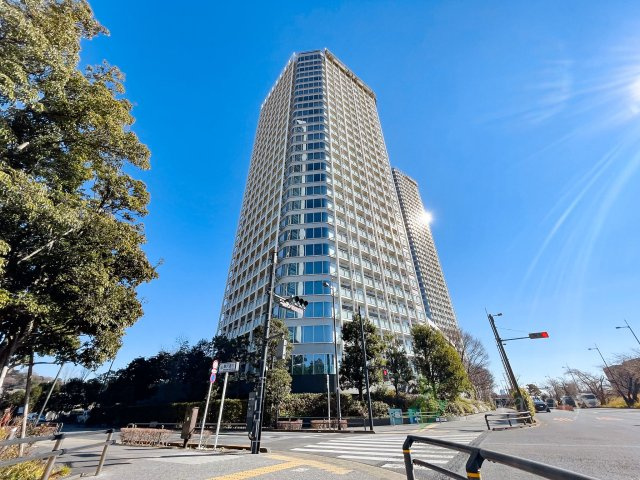 二子玉川ライズタワー＆レジデンスタワーウエストの外観|青空に映える地上28階建ての堂々たるタワーレジデンス。緑豊かな植栽と洗練された外観デザインが調和し、二子玉川の街並みに存在感を放ちます。免震構造採用の上質な住まいです。