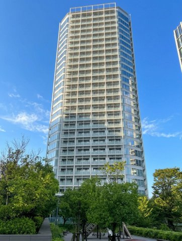 二子玉川ライズタワー＆レジデンスタワーウエストの外観|地上28階建て、免震構造を採用したタワーレジデンス。緑豊かな敷地にそびえる洗練された外観が印象的。二子玉川駅徒歩6分の利便性も魅力です。