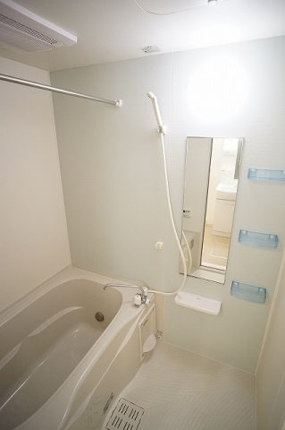 ペルシーモＢの浴室|ゆったり過ごせるお風呂です