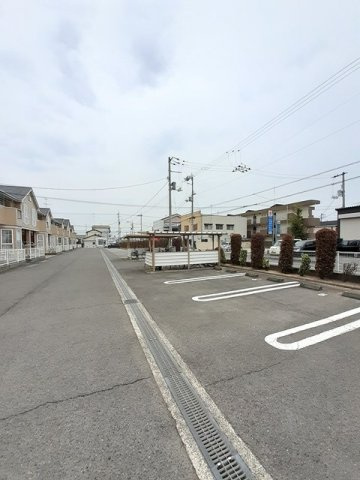 ロータス・高田Ａの駐車場|駐車場があるので、車を買う予定の方も安心です