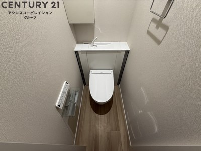 温水洗浄便座付きのトイレです♪