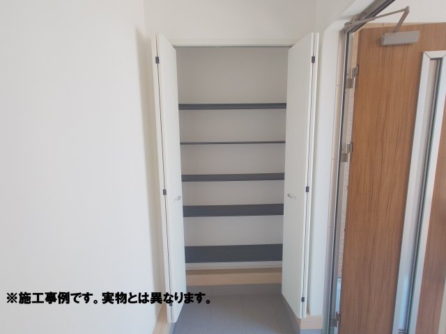 クレイドルガーデン善通寺市善通寺町第３◇最も高い耐震性能を取得しているオール電化住宅！の収納|玄関収納完成予想図
玄関をすっきりと保ち、靴や屋外で使用する様々なものを効率的に収納できる収納力豊富なのシューズクロークがあれば、靴を玄関に置きっぱなしにする必要がなくなります！