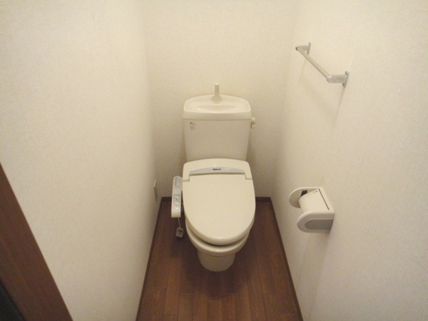 温水洗浄便座付きのトイレです♪