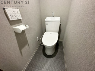 温水洗浄便座付きのトイレです♪