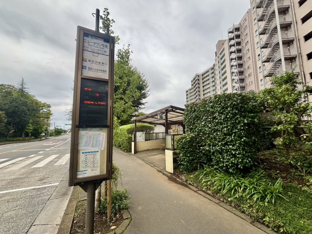 スカイマンションA棟の周辺|当マンション目の前にバス停ございます。