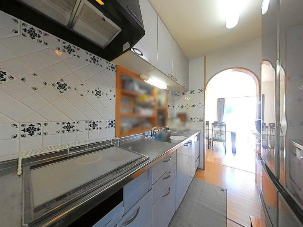 高知市南河ノ瀬町の中古一戸建のキッチン|壁付けタイプのキッチン。作業スペースを確保しやすく、ダイニングの窓から明るさも取り入れられます。