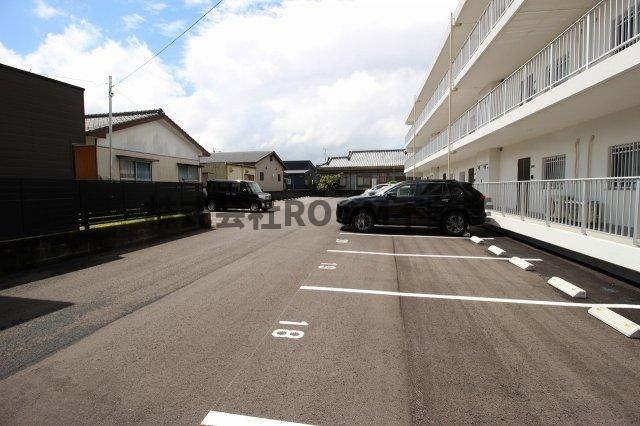 ポルタフォルトゥーナの駐車場|車をお持ちの方に嬉しい駐車場付きの物件です