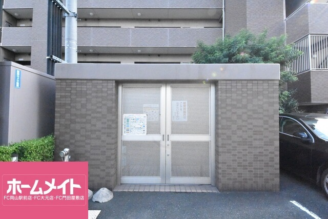 アルファライフ岡大医学部前のエントランス