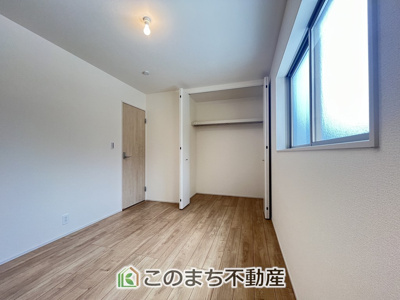 【洋室】 | Livele Garden.s　古河下辺見第８　１号棟 | 同社施工物件写真。※建具やフローリング、その他仕様が異なる場合がございます。
