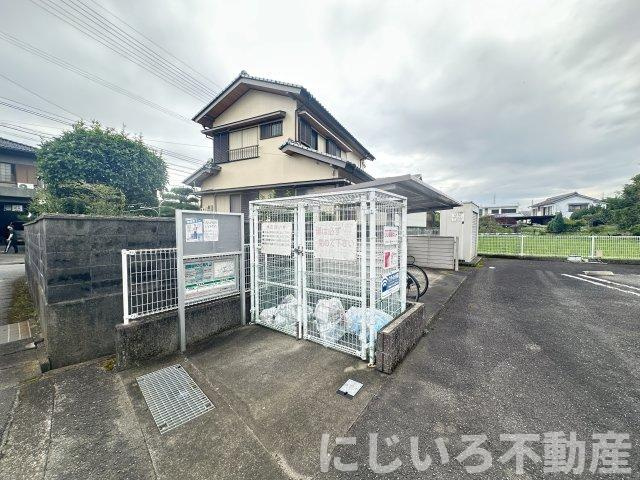 ハッピネスハウスBの駐車場