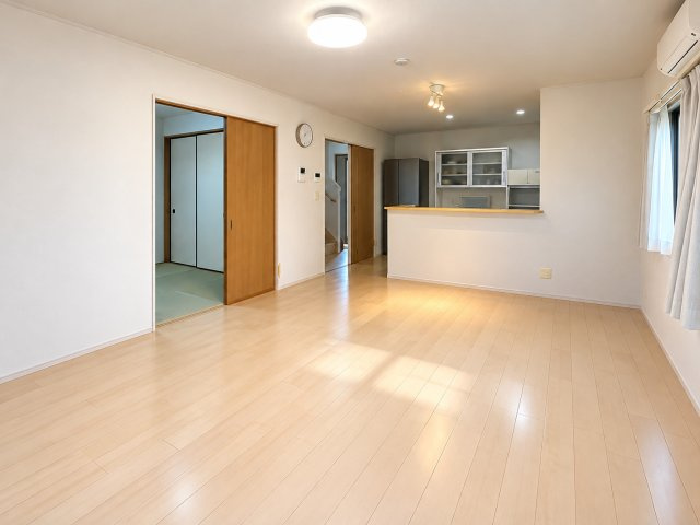 豊橋市大岩町　中古戸建ての居間・リビング|※掲載写真は、AIを使用して残置物を削除・加工しております。実際の現況とは異なる場合がございます。
家具の配置がしやすい長方形の間取りで、リビングとダイニングをバランスよく使い分けられます！