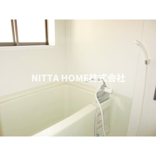 ナビハイム柏原Ⅱの浴室|小窓付き、お風呂セパレートも嬉しいですね◇
