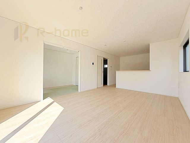 古河市新久田第1　新築戸建て　1号棟の居間・リビング|広くて明るいＬＤＫ♪ ゆったりくつろげるリビングスペースで、ご家族皆様の笑顔が溢れます。