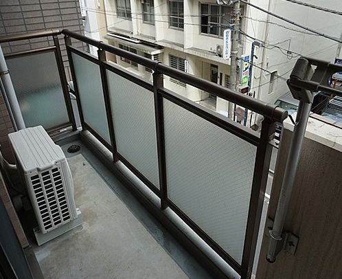 コンフォートタカシマのバルコニー|外からの目が気にならないバルコニーで洗濯物が干せます