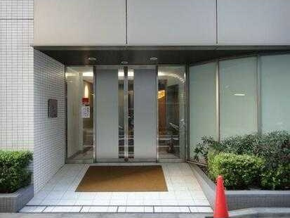 レフィール銀座フロントのエントランス