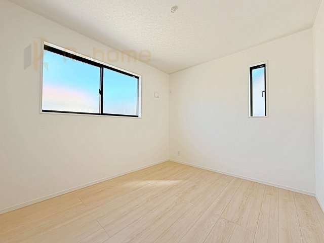 古河市新久田第1　新築戸建て　2号棟の洋室|2面窓の風通しの良い洋室です♪差し込む暖かな陽当たりで、室内がくつろげる空間に早変わりです♪