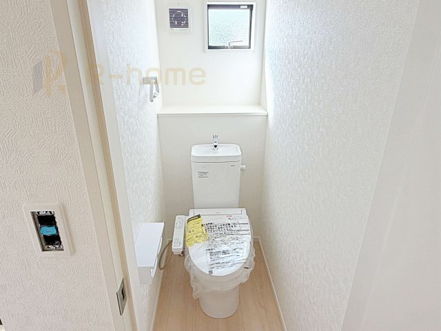 古河市新久田第1　新築戸建て　2号棟のトイレ|温水洗浄便座付きのトイレ。
トイレが２ヵ所設置で朝の忙しい時間でも安心です。