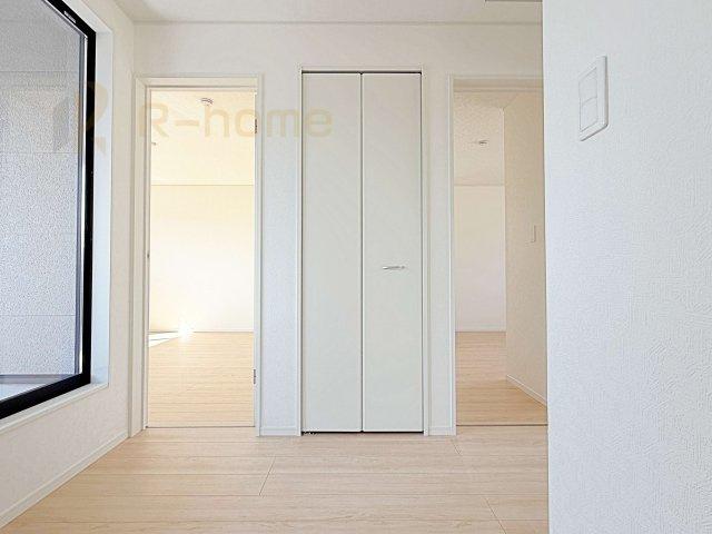 古河市新久田第1　新築戸建て　2号棟の収納|掃除用具などの収納に便利なホール収納！家族で活用できる嬉しい収納スペース♪