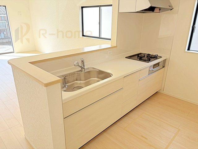 古河市新久田第1　新築戸建て　2号棟のキッチン|料理をしながら家族とコミュニケーションが取れる対面式システムキッチン。