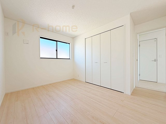 古河市新久田第1　新築戸建て　2号棟の洋室|どんな部屋家具も合わせやすいシンプルな洋室！
たっぷりの日差しと心地よい風が舞い込む住まい♪