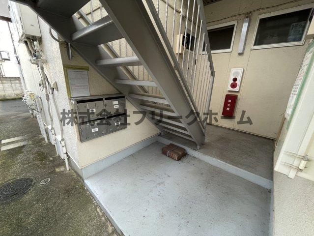 小金井市前原町４丁目のアパートのエントランス