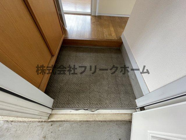 小金井市前原町４丁目のアパートの玄関