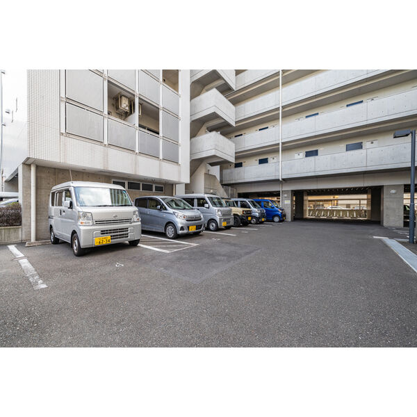ブランメゾン堀川の駐車場