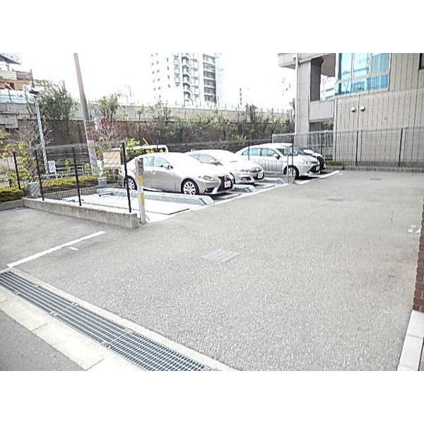 ONE ROOF FLAT FUKUSHIMA(ワンルーフフラットフクシマ)の駐車場