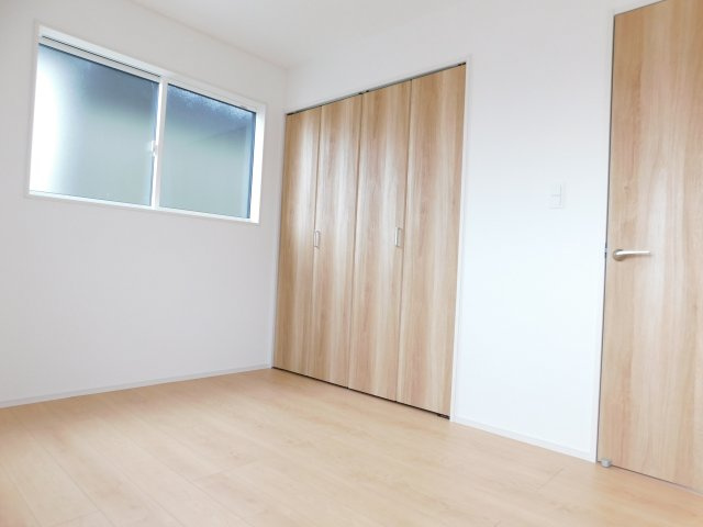 愛西市北一色町北田面の新築一戸建の洋室|◇洋室◇　　２面採光で明るい洋室５．２５帖　全居室収納完備！