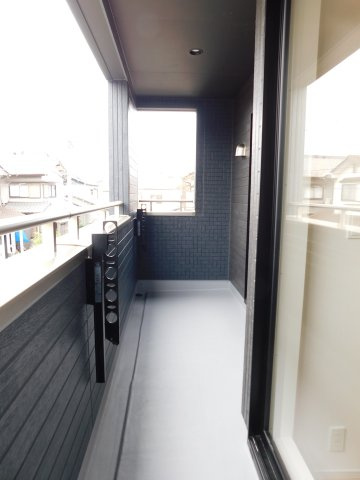 愛西市北一色町北田面の新築一戸建のバルコニー|◇インナーバルコニー◇　　雨や強風、直射日光を避けやすく、洗濯物を安心して干すことができます♪