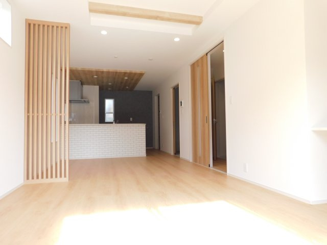愛西市北一色町北田面の新築一戸建の居間・リビング|◇リビング◇　　南面で明るいリビング１８．０帖　ポップアップ天井の対面キッチン♪　キッチン横に大きなパントリー完備！