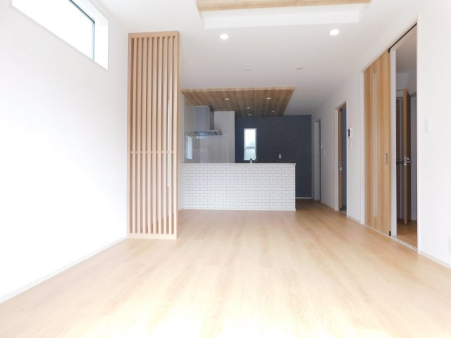 愛西市北一色町北田面の新築一戸建の居間・リビング|◇リビング◇　　南面で明るいリビング１８．０帖　ご家族の様子が伺える対面キッチン♪