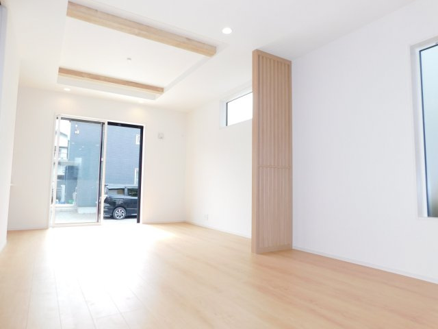 愛西市北一色町北田面の新築一戸建の居間・リビング|◇リビング◇　　南面で明るいリビング１８．０帖　格子間仕切りでリビングとダイニングの空間を分けることができます♪