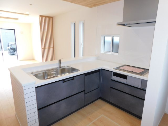 愛西市北一色町北田面の新築一戸建のキッチン|◇キッチン◇　　対面キッチン・人工大理石天板システムキッチン・食洗機・浄水機能付ハンドシャワー・静音仕様シンク・薄型換気扇・スローインクローズレール・床下収納庫