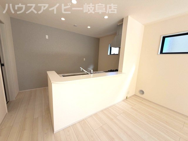 大垣市青木町平屋の新築戸建！お車スペース3台可能！広めの洗面にホスクリーン！トイレ2ヶ所あります♪の居間・リビング|大垣市青木町新築建売全2棟！リビング18.5帖の5LDK！ウォークインクローゼット3か所！
