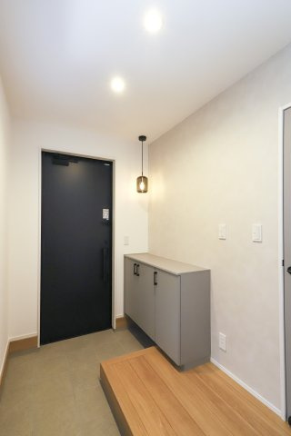 米子市新開6丁目　新築戸建（2階建)の玄関