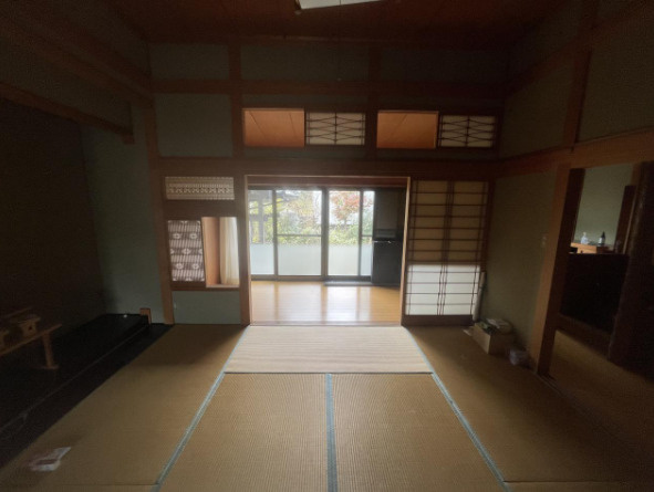 「広大な敷地でのびのび暮らせる物件」南国市十市　中古一戸建ての和室|窓から庭を眺められる和室。 畳の上でくつろぎながら、穏やかなひとときを。