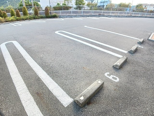 ラフレシールＨの駐車場