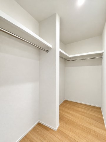 中央区城北1丁目の収納|大きなウォークインクローゼットは、沢山の洋服やキャリーケースなどが収納でき、とても便利です！