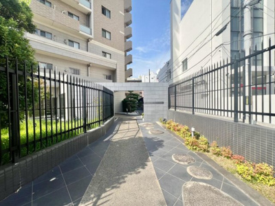 【エントランス】 | ヴェリテ帝塚山万代 | ゆとりのある洗面所ですよ！家族そろって身支度出来ますね！