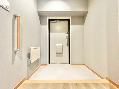 【玄関】 | ライオンズマンション江坂 | 物件を比較検討したいお客様には、「物件比較見学プラン」をご用意しております。こちらの物件だけでなく、お客様の希望に沿った物件を、いくつかまとめてご案内させて頂きます。