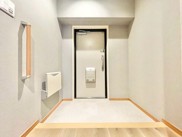 【玄関】 | ライオンズマンション江坂 | 物件を比較検討したいお客様には、「物件比較見学プラン」をご用意しております。こちらの物件だけでなく、お客様の希望に沿った物件を、いくつかまとめてご案内させて頂きます。