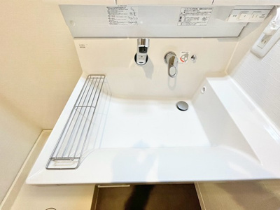 【洗面所】 | ライオンズマンション江坂 | 物件を比較検討したいお客様には、「物件比較見学プラン」をご用意しております。こちらの物件だけでなく、お客様の希望に沿った物件を、いくつかまとめてご案内させて頂きます。